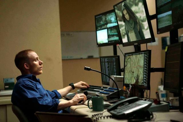 地球另一端的守候劇照 1