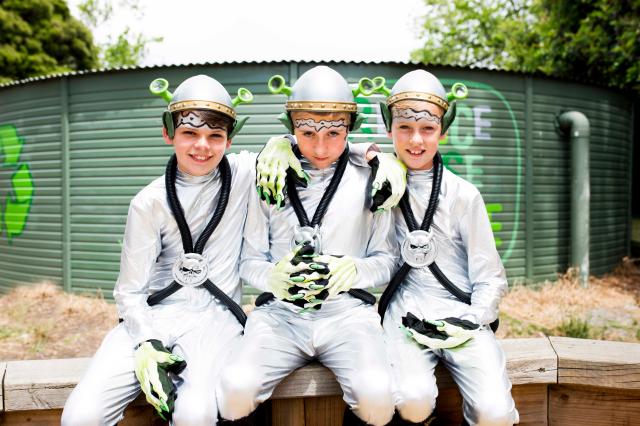 下課時間─滑桿的最高處